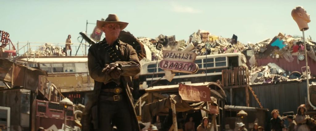 Il Ghoul (Walton Goggins) in una sparatoria nella città di Finley