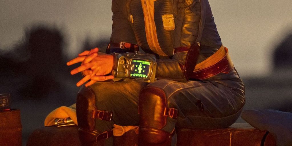 Il Pip-Boy di Lucy ha un design originale ma fedele a quelli visti nei videogiochi
