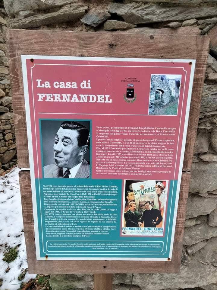 Foto di Enzo Bonacci: targa posta sulla facciata della casa a Perosa Argentina (TO)