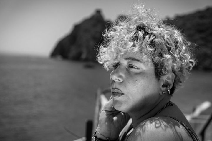 Il desiderio oltre il dibattito: Clair canta l’educazione sentimentale in "Distant Love"