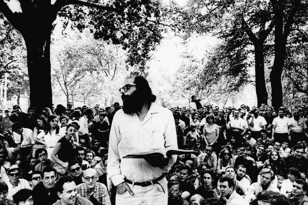 28 agosto 1966 Allen Ginsberg legge una delle sue poesie e fronte a una folla a Washington Square Park. ©AP IMAGES